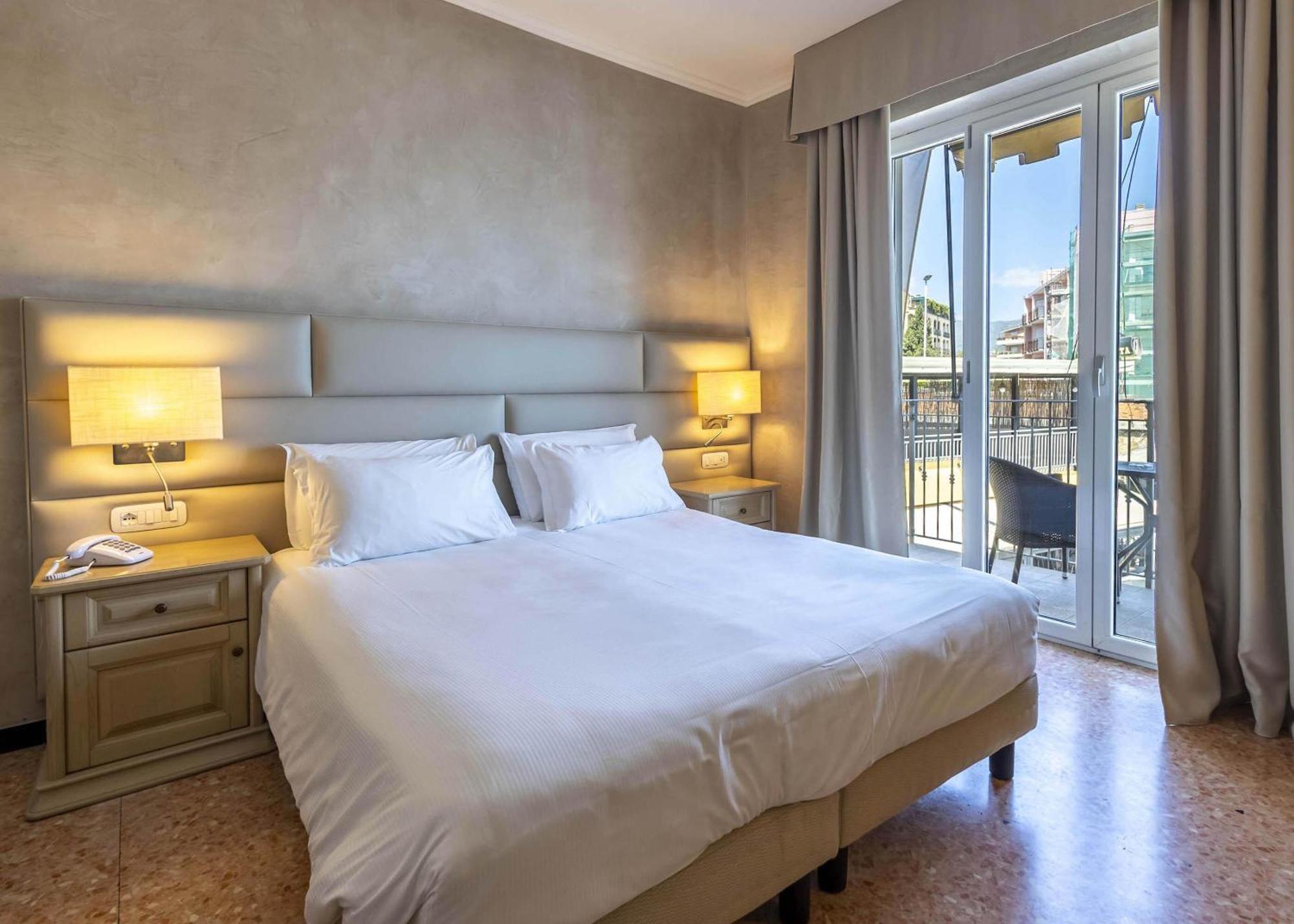 Doppelzimmer mit Terrasse und seitlichem Meerblick
